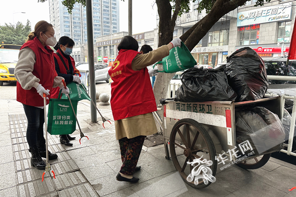志愿者清理垃圾。华龙网-新重庆客户端 张颖绿荞 摄