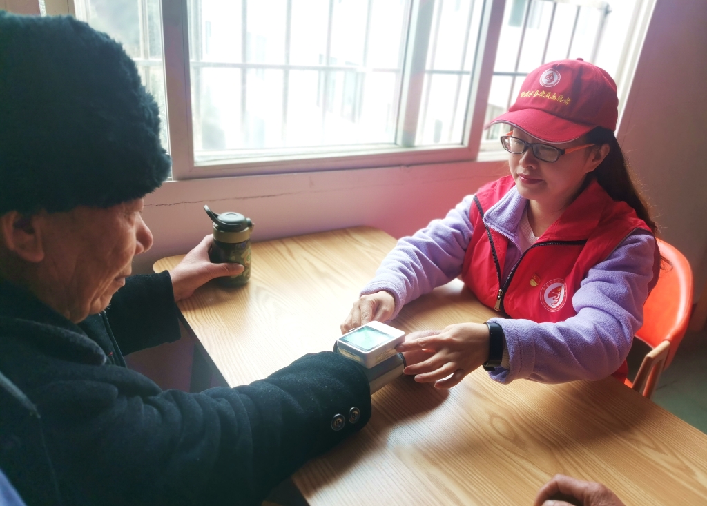 重庆水务集团水质检测公司志愿服务队走进巴南区丰盛镇敬老院，为老人们测量血压。重庆水务集团供图