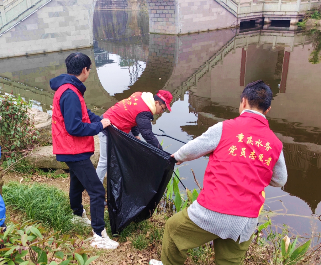 在荣昌区，荣泉水务公司党员志愿者、青年志愿者清理玉带河畔散落垃圾。重庆水务集团供图