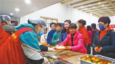 勤居村社区老人在养老服务站选餐。记者 裴梓臣 摄