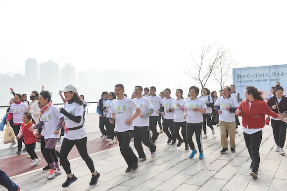 参加活动的会员们迈着矫健的步伐冲出起跑线。江北区委宣传部供图 华龙网发