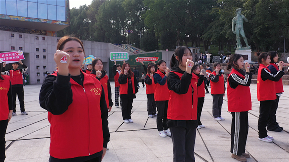 重庆师范大学音乐学院志愿者和“虎溪最美志愿者”在罗中立美术馆前唱响《学习雷锋好榜样》。谈云怡 摄
