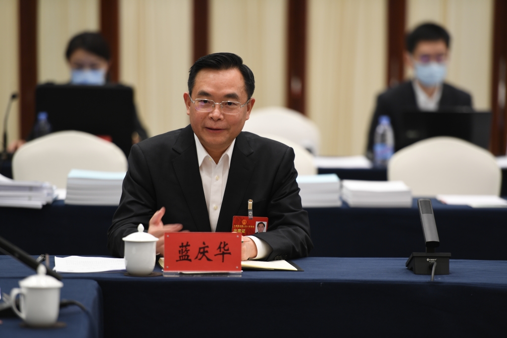 全国人大代表，重庆市经济和信息化委员会党组书记、主任蓝庆华。受访者供图