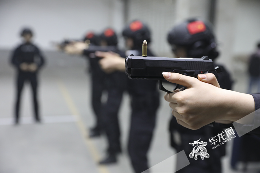 女特警进行持枪稳定性训练。