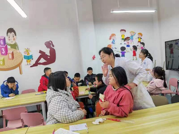 枣庄支医帮扶队员正在为儿童普及疾病预防知识。丰都县委宣传部供图 华龙网发