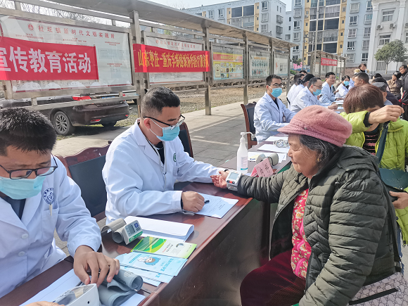 枣庄支医帮扶队员正在为老人诊断。丰都县委宣传部供图 华龙网发