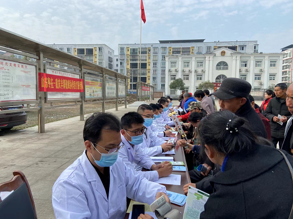枣庄支医帮扶团队正在开展义诊工作。丰都县委宣传部供图 华龙网发