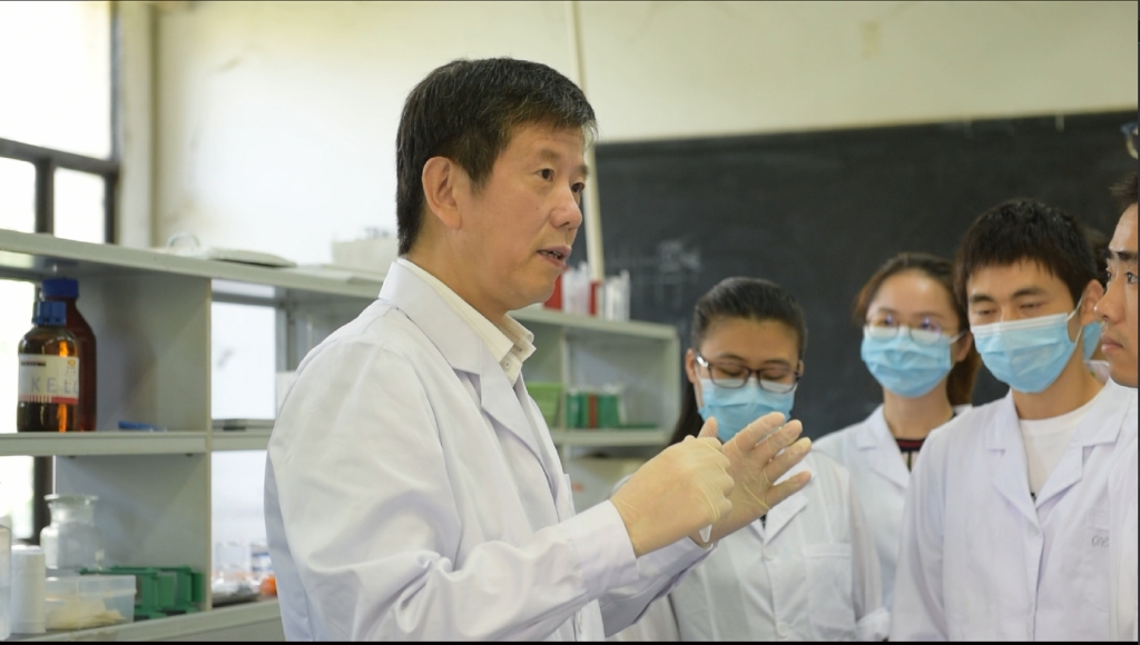 学科带头人谢鹏教授指导学生工作
