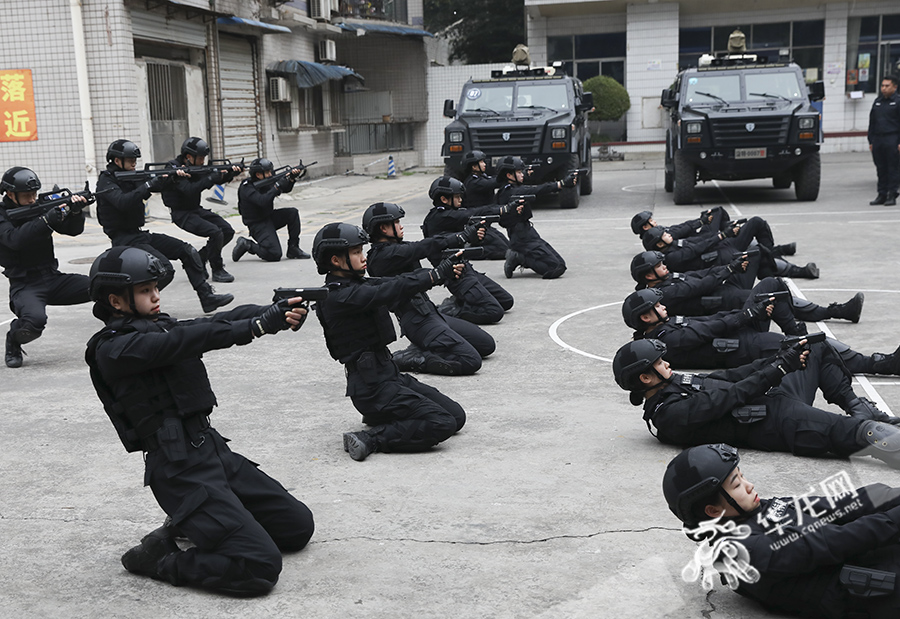 “三八”国际妇女节来临之际，重庆市公安局特警总队开展女子特警警务实战技能训练。