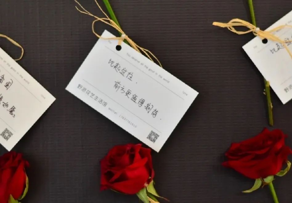 重庆1949大剧院为女性观众准备的玫瑰和卡片。重庆1949大剧院 供图