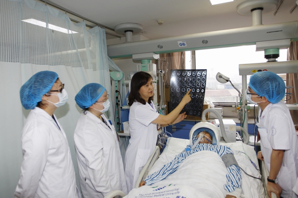 秦新月主任带领医护查房