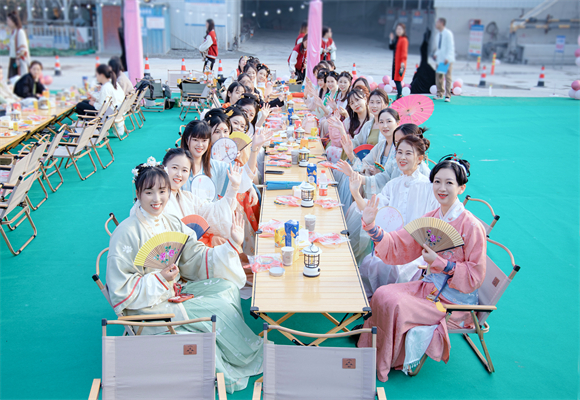 女建设者们身着汉服参加围炉煮茶活动。重庆城投建设公司供图 华龙网发