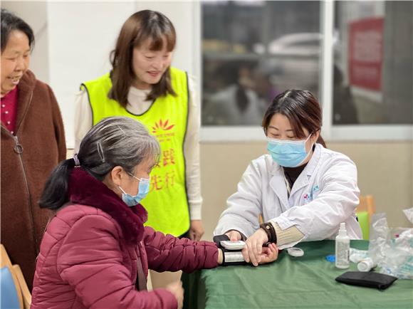 2医务人员为问诊女性测量血压。通讯员 周小琪 摄