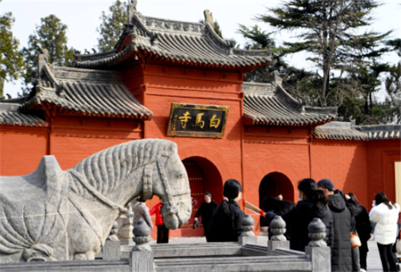 3月1日，游客在洛阳市白马寺游玩。新华社记者 郝源 摄