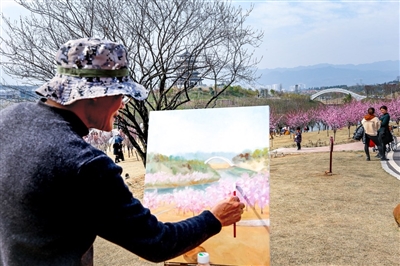 市民绘出春日图画。记者 向晓秋 摄