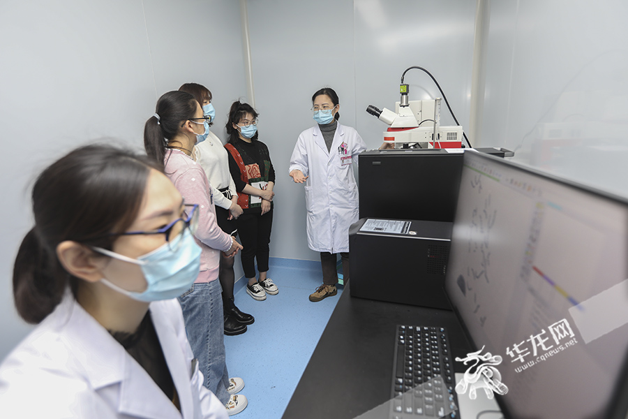 1 重庆市妇幼保健院产前诊断中心实验室开放，医生为市民讲解羊水穿刺、基因检测等科普知识。