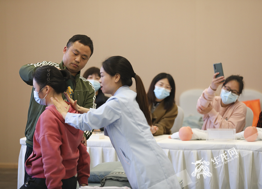 04 为孕妇按摩肩颈不仅放松身心,更增进夫妻感情,这位新手爸爸学得很认真。