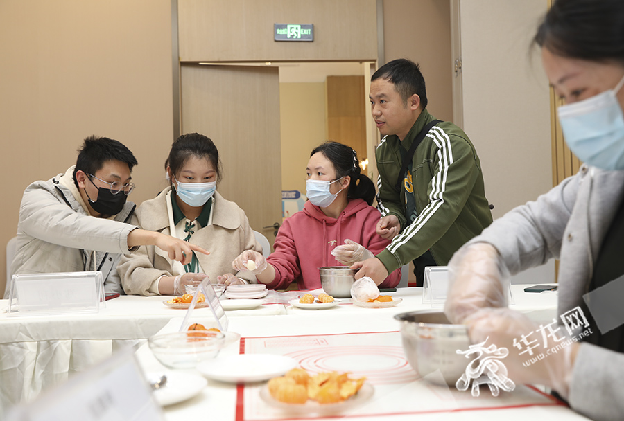 02 新手爸爸学习如何为孕产妇制作营养美食。