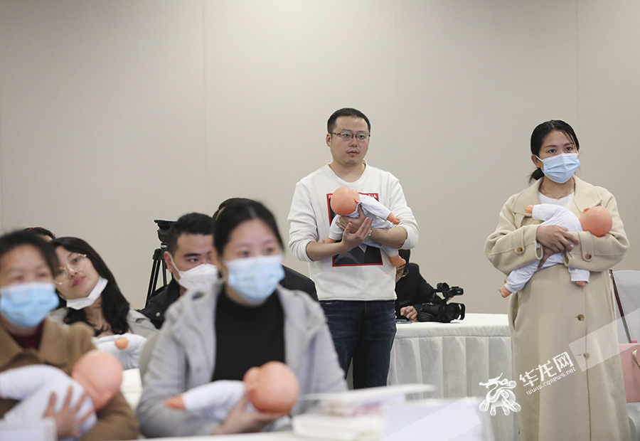 05 一位新手爸爸“躲”到最后一排,认真听老师讲育儿知识。