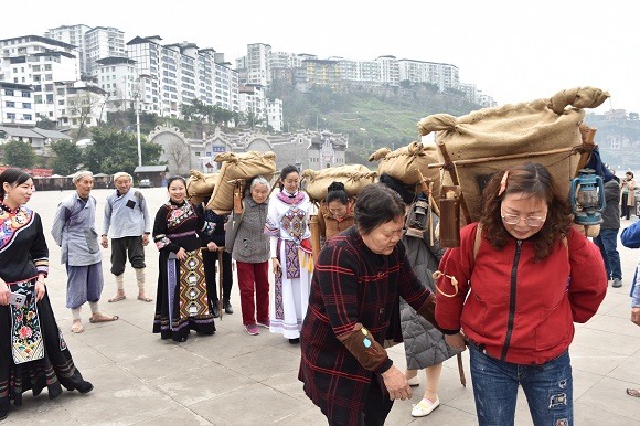 妇女们体验背盐民俗文化。通讯员 谭熙 摄