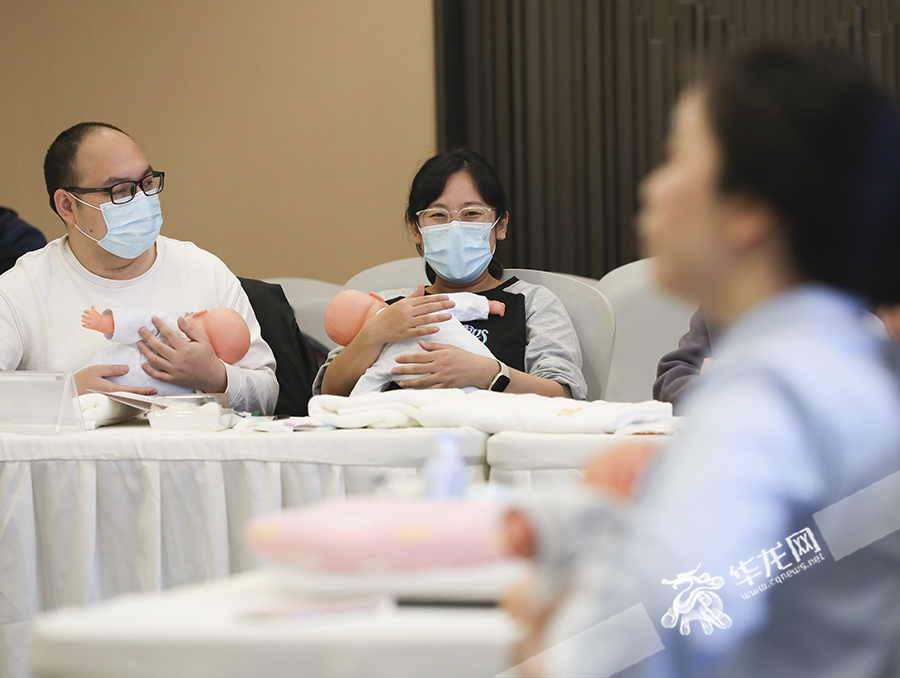 03 新手爸妈一同学习如何正确抱婴儿。