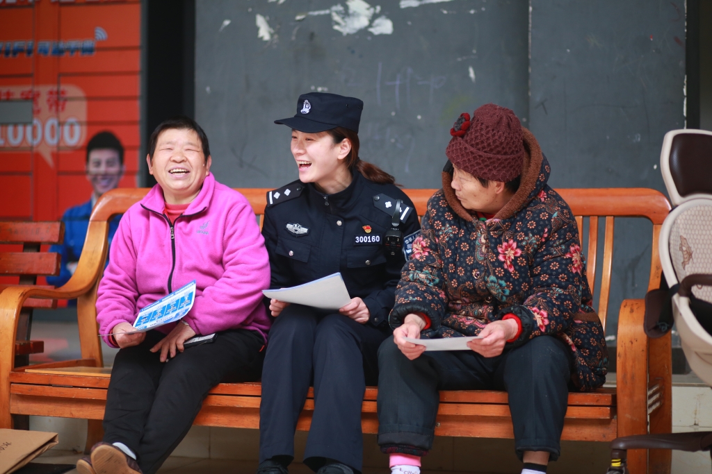 4派出所民警费亚为社区女居民宣传安全防范知识。重庆九龙坡警方供图
