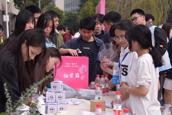 同学们积极参与多彩活动 学校供图 华龙网发