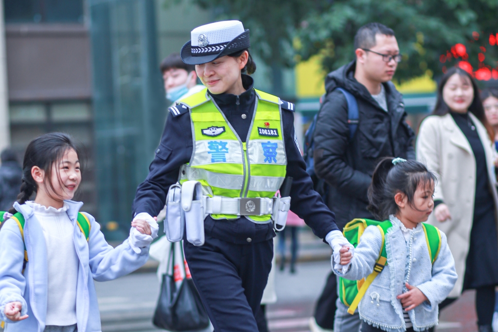 2交巡警徐远园守护妇女儿童安全。重庆九龙坡警方供图