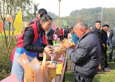 2七星镇乡村旅游文化周活动现场，游客在购买农特产品。记者 向成国 摄