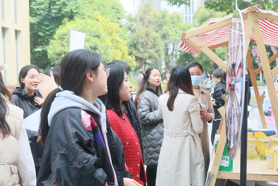  重庆骏博行领克中心开展互动活动。 领克汽车供图 华龙网发