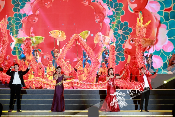 现场歌舞表演。 华龙网-新重庆客户端记者 刘岱松 摄