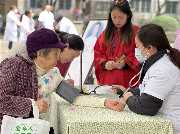 2铭医堂医护人员正在给老人测血压。通讯员 陈天红 摄