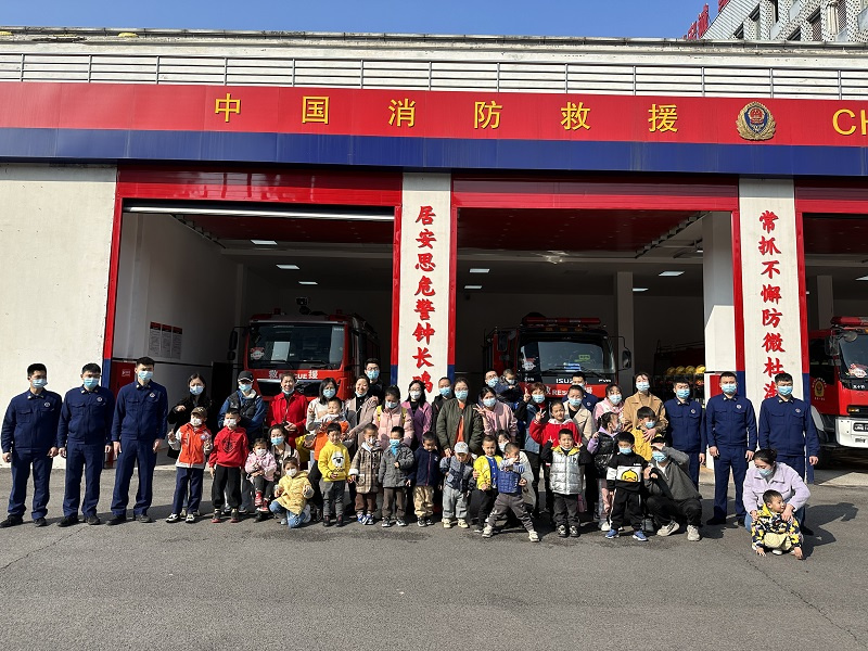 渝北区：“大小朋友”进队站 学习消防新技能