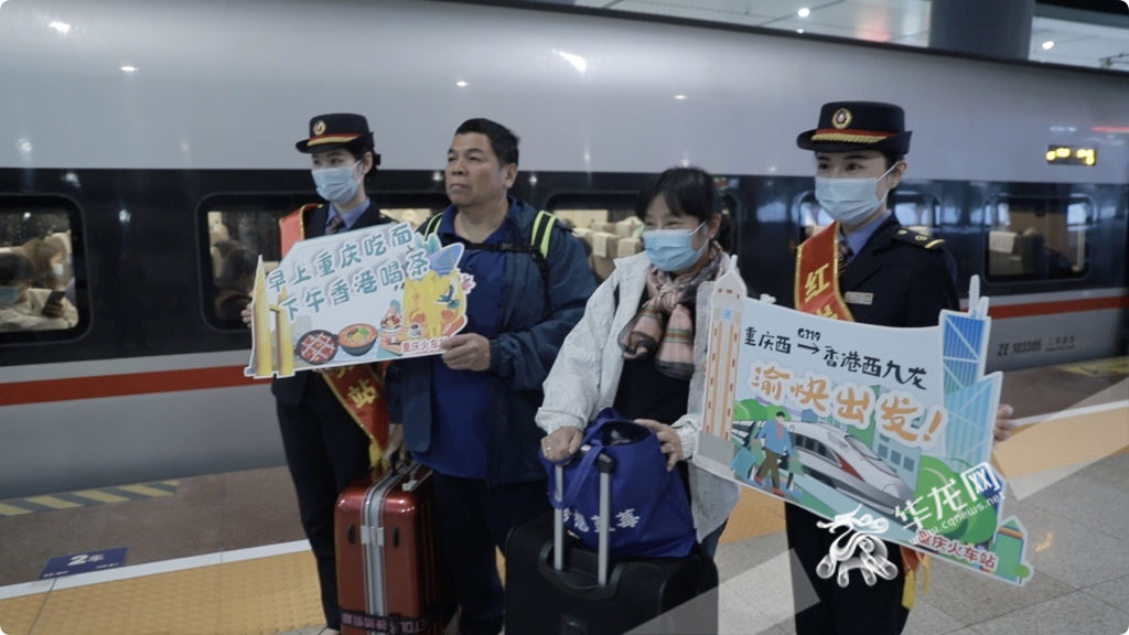 01  4月1日早上，重庆西站14站台，旅客即将登上去香港的列车。