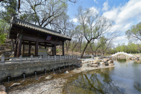 这是4月6日在位于北京市昌平区的大运河源头遗址公园里拍摄的“白浮之泉”碑亭和九龙池。新华社记者 陈钟昊 摄