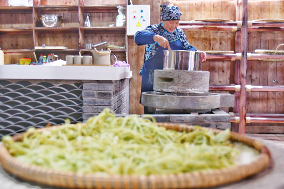 绿豆粉传统制作工艺展示。酉阳旅投供图 华龙网发