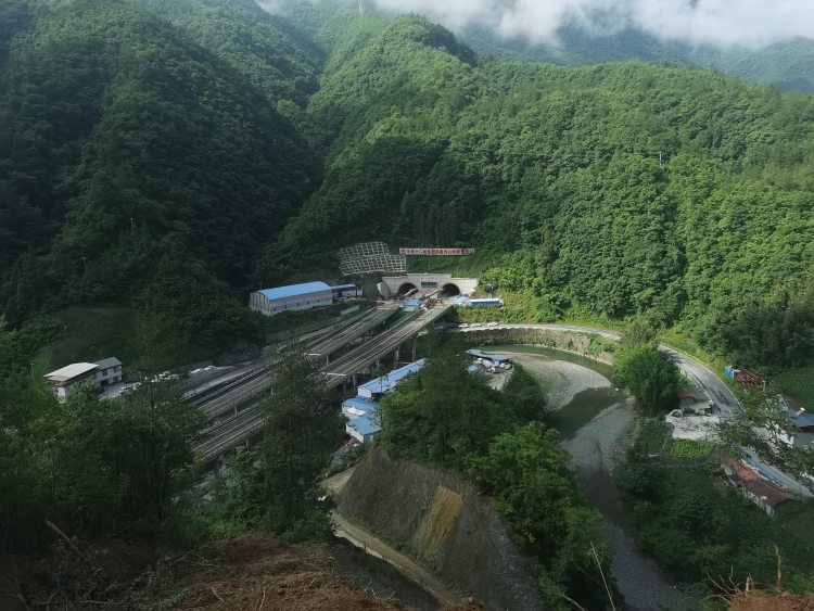 巫镇高速鸡心岭隧道右洞贯通