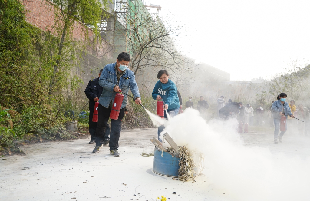 企业员工学习灭火器的使用方法。南岸区消防救援支队供图 华龙网发