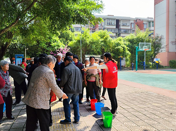 2老人们乐在参与游戏当中。通讯员 徐炼 摄