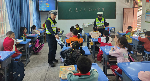 交通安全走进课堂。云阳县交巡警大队供图 华龙网发