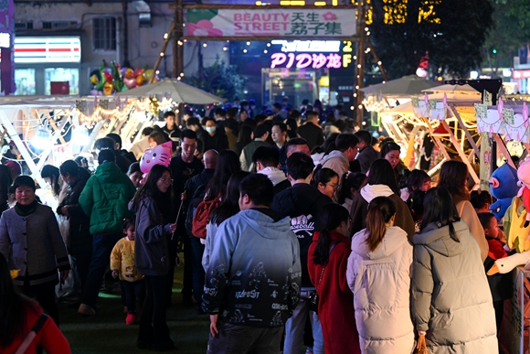 北碚区天生丽街春季开学季暨天生街道夜经济文化节活动。通讯员 代宇航 摄