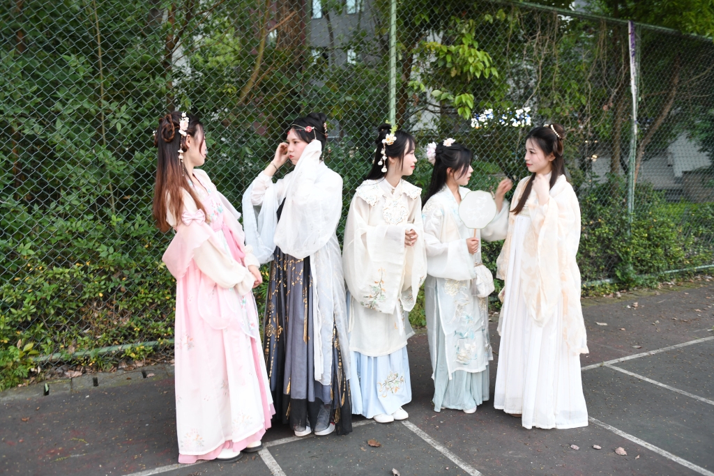 师生们穿着汉服在校园里。华龙网-新重庆客户端 记者 罗盛杰 摄