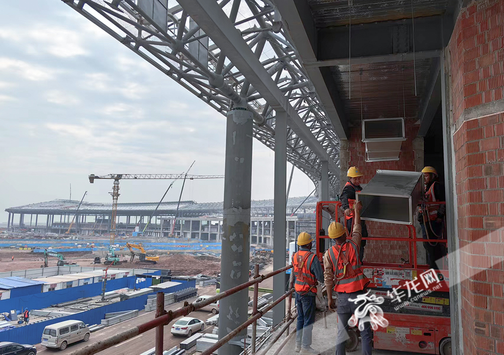 01，重庆江北国际机场T3B航站楼项目四个指廊的综合安装正在有序进行中。华龙网-新重庆客户端记者 张质 摄