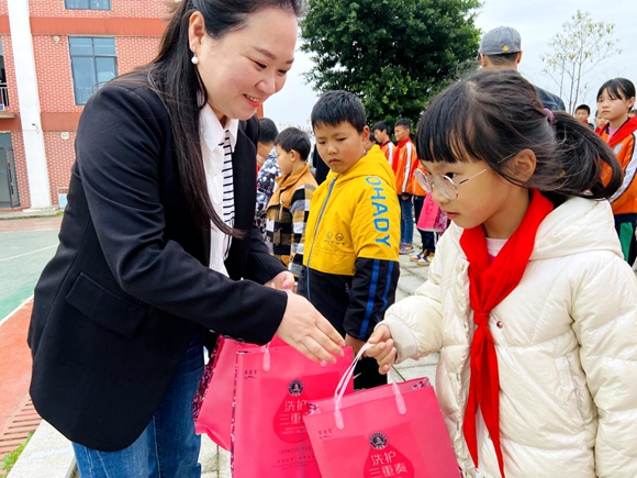 孩子们收到涪陵区青联工作人员赠送的“爱心沐浴包”。涪陵区委宣传部供图 华龙网发