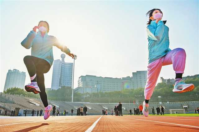 Citizens are exercising at the Datianwan Stadium in Yuzhong District. The reopened Datianwan Stadium has attracted many citizens to for fitness. (Photographed by Long Fan / Visual Chongqing) 