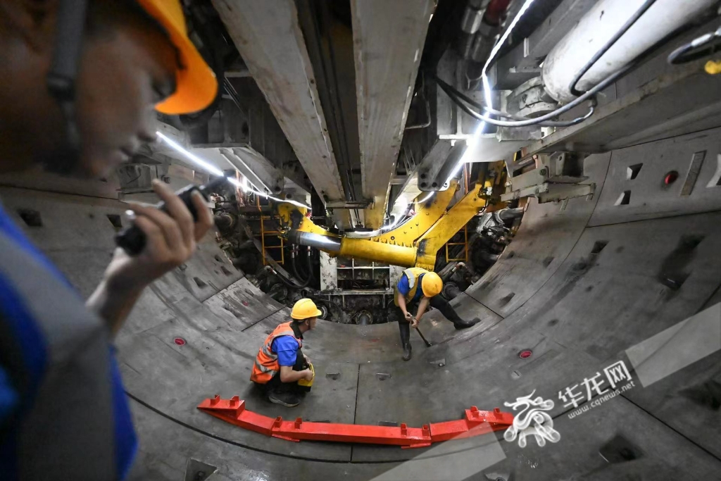 重庆地铁24号线一期工程全线首台复合式TBM"先锋1号"今日顺利始发。华龙网-新重庆客户端首席记者 李文科 摄