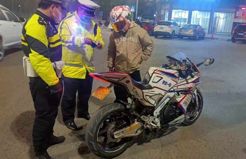 民警对群众反映突出的夜间飙车炸街易发路段进行挂牌整治。警方供图