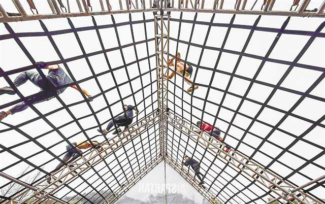 Outdoor sports lovers are climbing over obstacles at the Ecological Loop of Jinyun Mountain in Beibei District. (Photographed by Long Fan / Visual Chongqing)