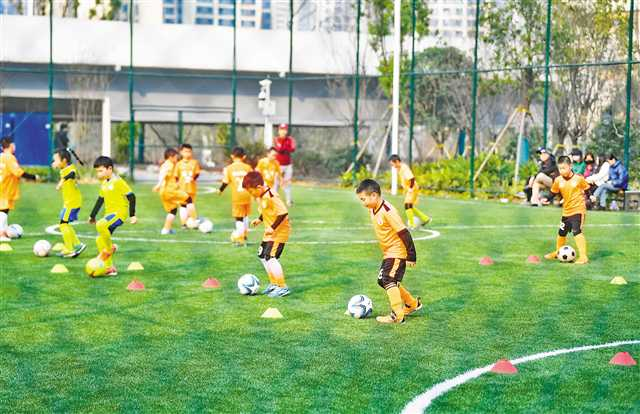 Children are practicing their football skills at Caiyungu Sports Park, Jiulongpo District. (Photographed by Zheng Yu / Visual Chongqing)