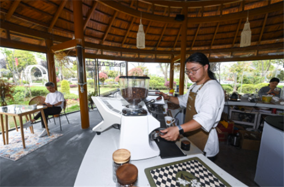 4月11日，工作人员在伍浦村渔耕文化园的陶湾里乡村咖啡店工作。新华社记者 徐昱 摄